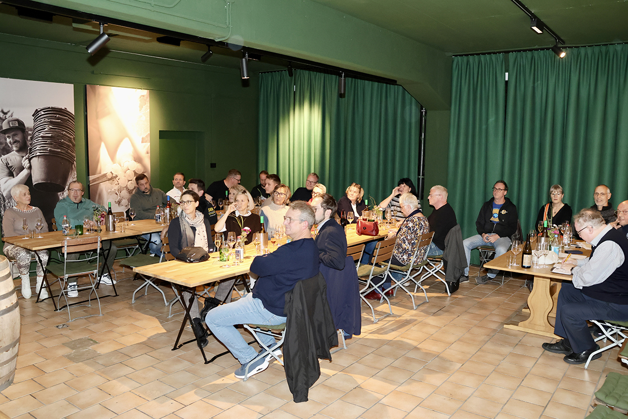 Jahreshauptversammlung der „Selbständigen für Weilimdorf e.V.“ geprägt vom Rückblick, Wahlen und Ausblick auf kommende Projekte: Julian Schahl gab einen Ein- und Ausblick auf aktuelle politische Entwicklungen im Stadtbezirk, Foto GOEDE