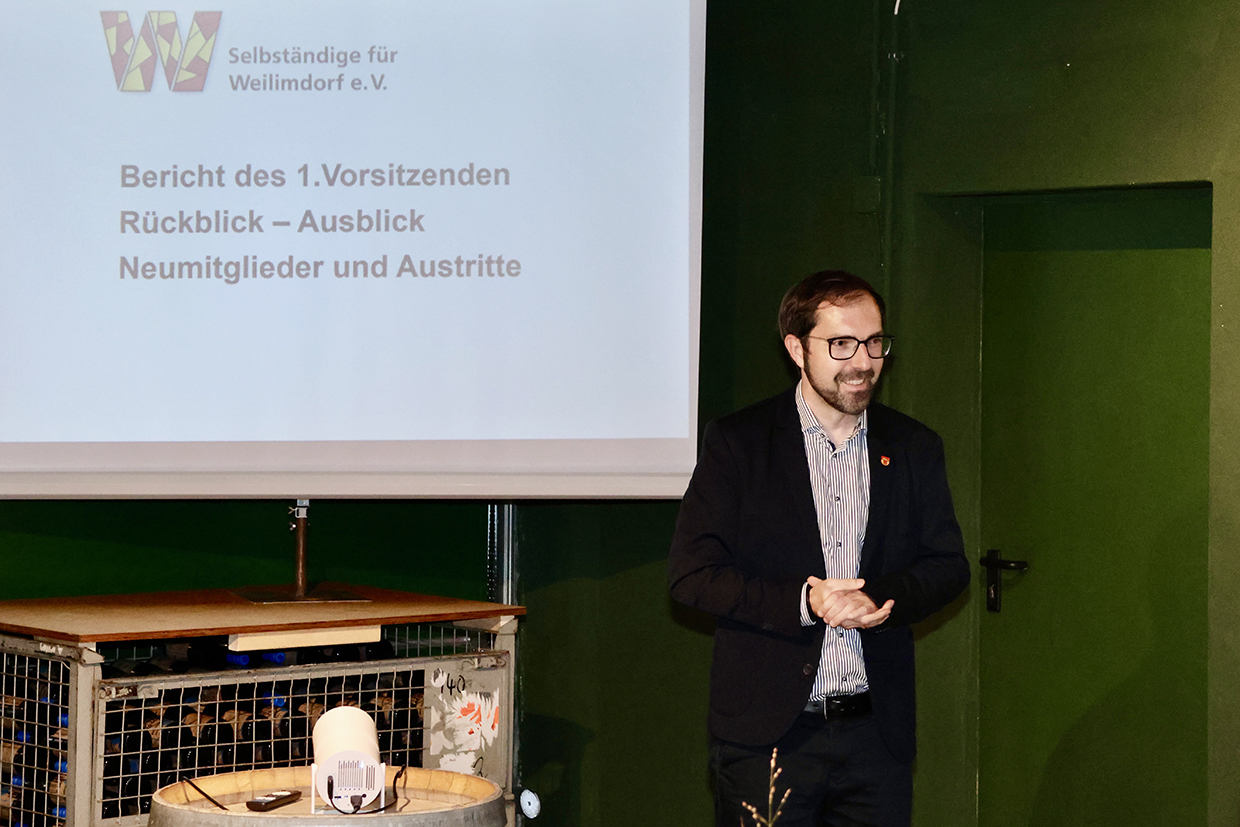 Jahreshauptversammlung der „Selbständigen für Weilimdorf e.V.“ geprägt vom Rückblick, Wahlen und Ausblick auf kommende Projekte: Julian Schahl gab einen Ein- und Ausblick auf aktuelle politische Entwicklungen im Stadtbezirk, Foto GOEDE