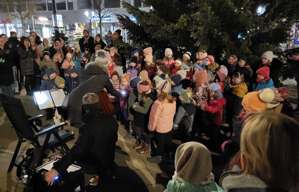 Weihnachtsbaum Ansingen mit dem Wolfbusch-Kinderchor