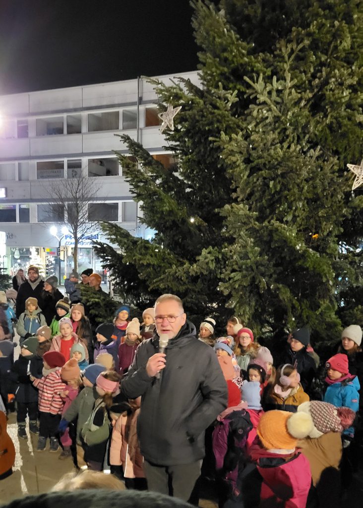 Eckhardt Binder beim "Anzählen" vor dem Aktivieren der Baumbeleuchtung