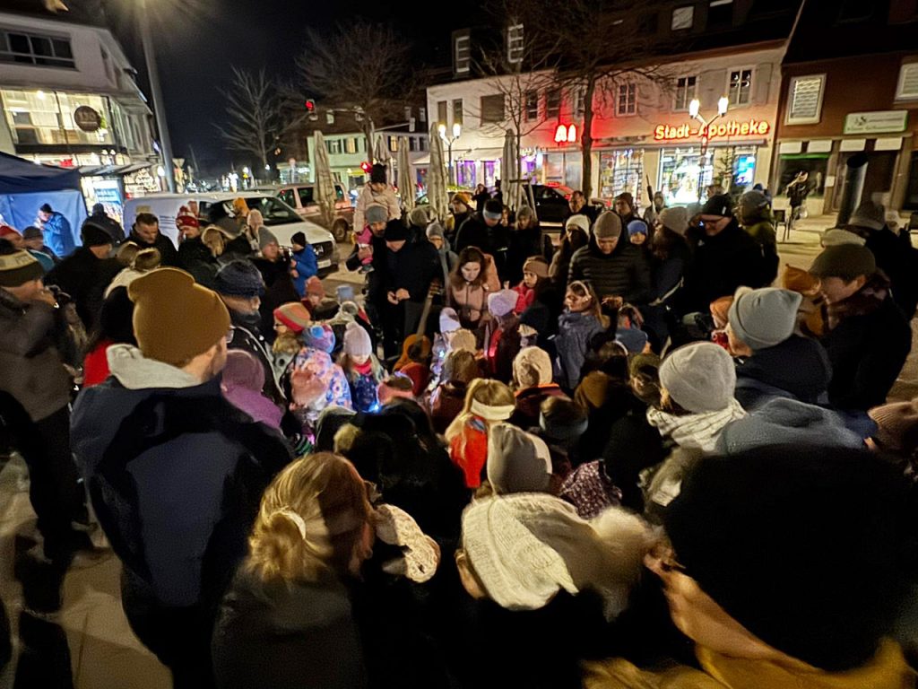 Fröhliches Miteinander gab es anschließend unter dem Weihnachtsbaum