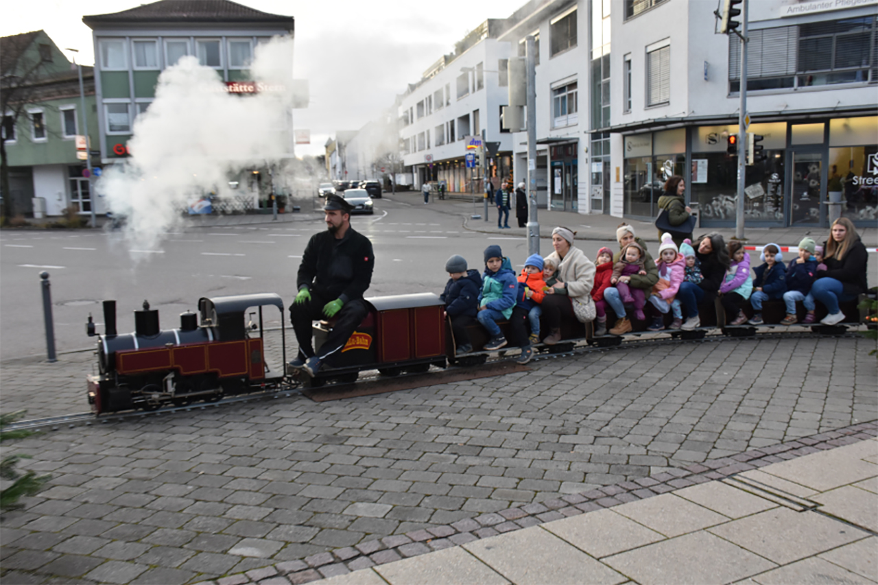 durfte natürlich nicht fehlen: die MALU Bahn auf dem Löwen-Platz in Weilimdorf auf dem Weihnachtsmarkt 2025